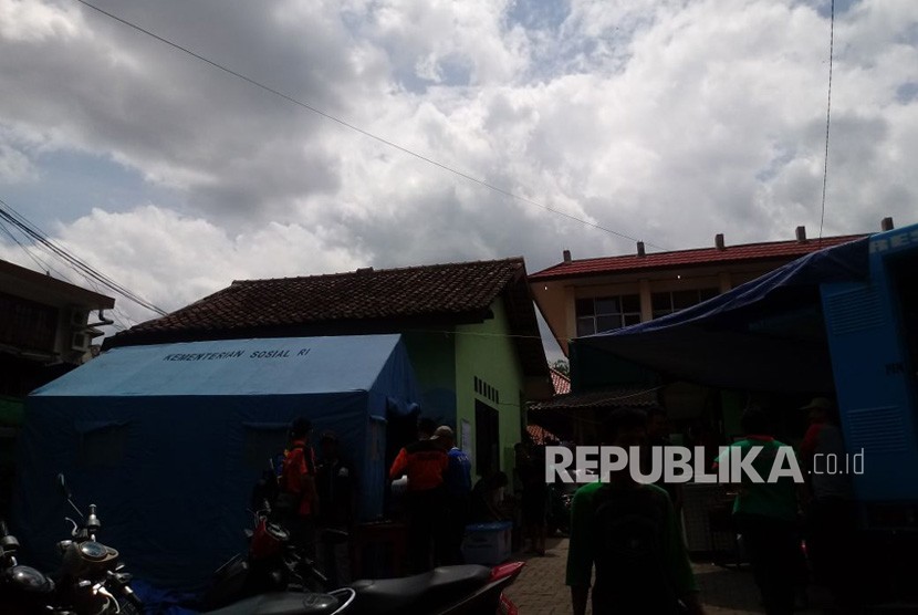 Kondisi pengungsian korban kebakaran Kelurahan Gudang, Bogor Tengah di SD Negeri 01 dan 02 Empang, Bogor, Selasa (26/12). Sebanyak 76 kepala keluarga atau 271 jiwa terkena dampak dari kebakaran yang terjadi pada Senin (25/12) ini. 