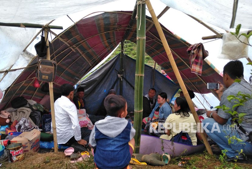 Kondisi pengungsian korban terdampak gempa Banten di Desa Nirmala, Kecamatan Nanggung, Kabupaten Bogor, Rabu (24/1). Sebanyak delapan kepala keluarga (KK) mengungsi di tempat ini karena rumah mereka di Desa Nirmala roboh. 