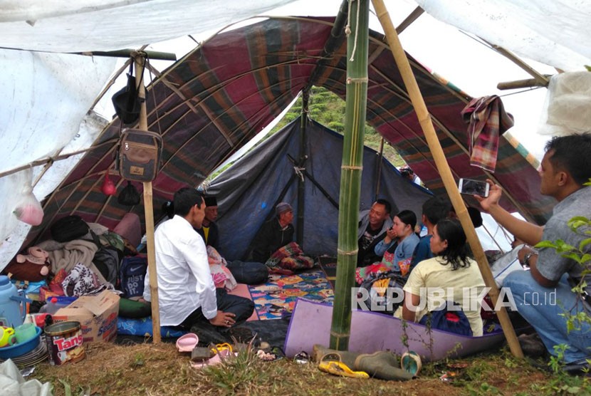 Kondisi pengungsian korban terdampak gempa Banten di Desa Nirmala, Kecamatan Nanggung, Kabupaten Bogor, Rabu (24/1). Sebanyak delapan kepala keluarga (KK) mengungsi di tempat ini karena rumah mereka di Desa Nirmala roboh. 