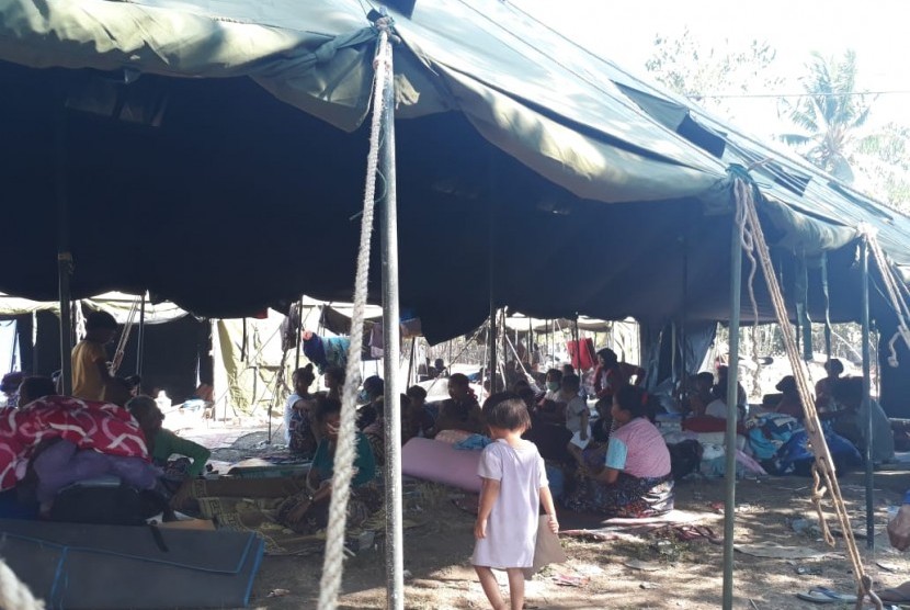 Kondisi pengungsian korban terdampak gempa di Dusun Medas, Desa Obel-obel, Kecamatan Sambelia, Kabupaten Lombok Timur, NTB, Senin (30/7).