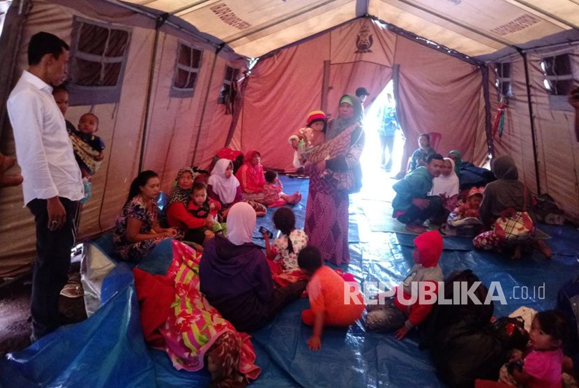 Kondisi pengungsian korban terdampak gempa Lebak, Banten, di Desa Malasari, Kecamatan Nanggung, Kabupaten Bogor, Rabu (24/12) sore.
