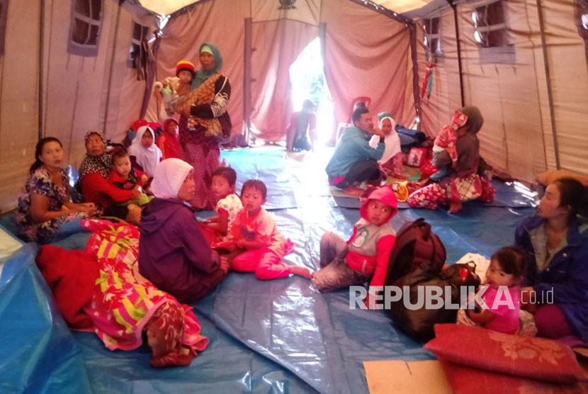 Residents affected by Lebak earthquake stay at refugees camp in Malasari Village, District Nanggung, Bogor Regency on Wednesday(Jan 24)..