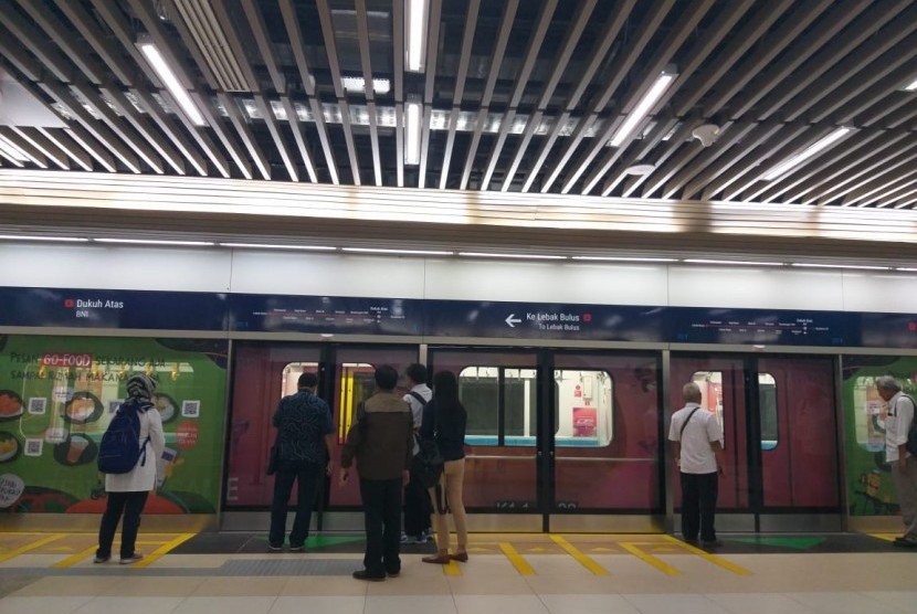 Kondisi peron Stasiun MRT Dukuh Atas menuju Lebak Bulus pada hari pertama pemberlakuan tarif normal, Senin (13/5) pagi.