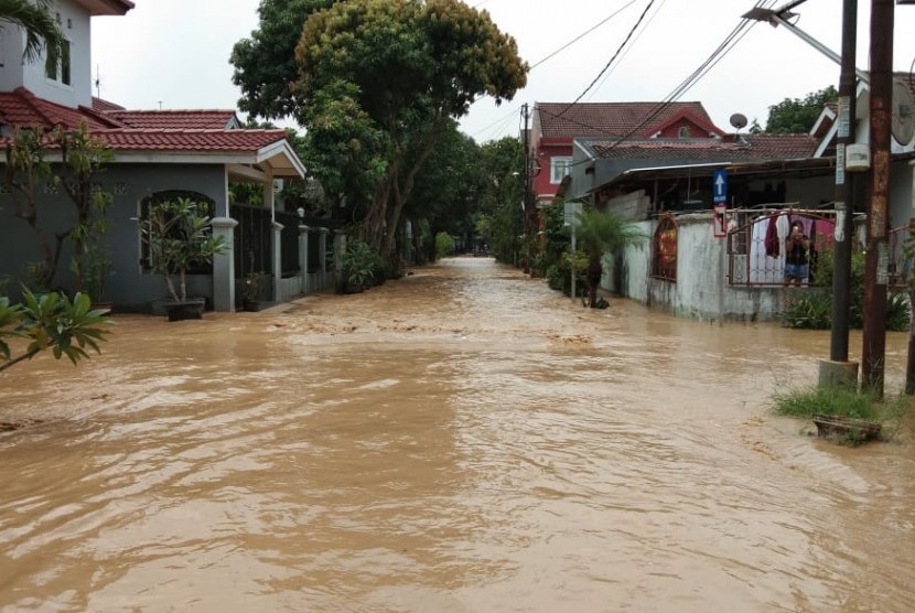 Kondisi perumahan Vila Nusa Indah 3 di Bojong Kulur, Gunung Putri, Kabupaten Bogor, yang terendam banjir.