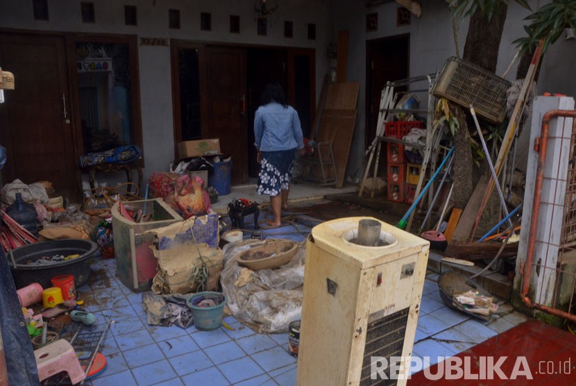 Kondisi Perumahan Villa Nusa Indah 2 pascabanjir yang menggenangi wilayah tersebut, Selasa (26/4). (foto : MgROL_45)