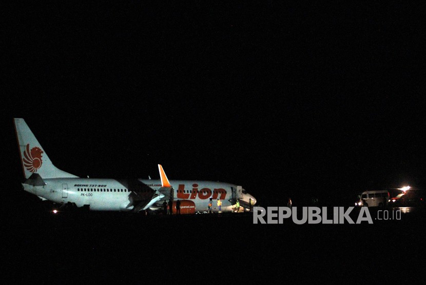 Kondisi pesawat Lion Air yang tergelincir di landasan pacu Bandara Djalaludin, di Kabupaten Gorontalo, Gorontalo, Ahad (29/4) malam.