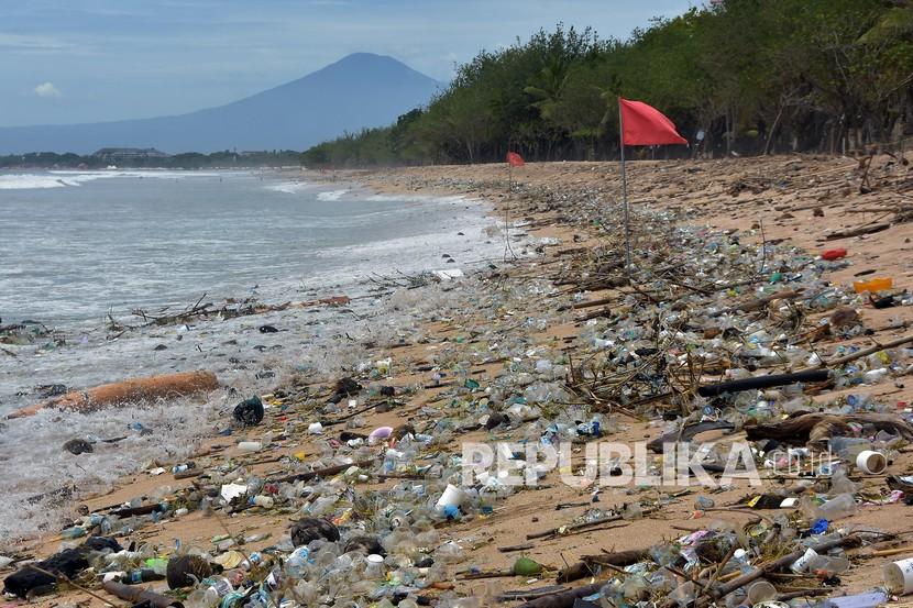 Kondisi pesisir Pantai Kuta yang dipenuhi sampah kiriman di Badung, Bali, Kamis (31/12/2020). Jelang pergantian tahun baru, obyek wisata Pantai Kuta tampak sepi menyusul adanya aturan larangan pesta perayaan pergantian tahun baru dan pemberlakuan jam malam untuk pengendalian aktivitas masyarakat yang dibatasi hingga pukul 23.00 WITA.