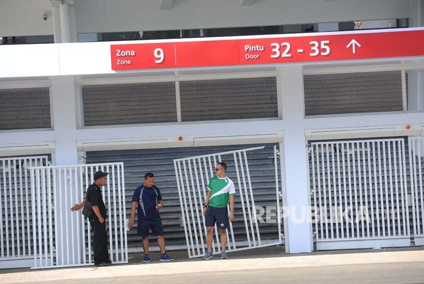 Kondisi  pintu masuk gate 9 usai  rusak  di jebol saat laga final Piala Presiden 2018 antara Persija melawan Bali United di SUGBK, Jakarta,Ahad(18/2). 