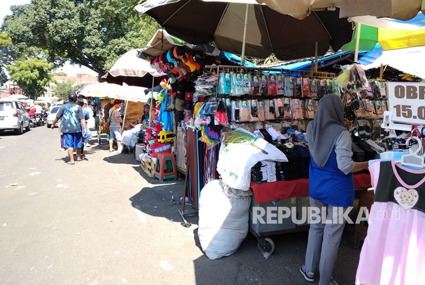 Kondisi PKL di Jalan Dewi Sartika, Kota Bogor, Rabu (20/6). Para PKL ini menolak untuk direlokasi ke Pasar Kebon Kembang.