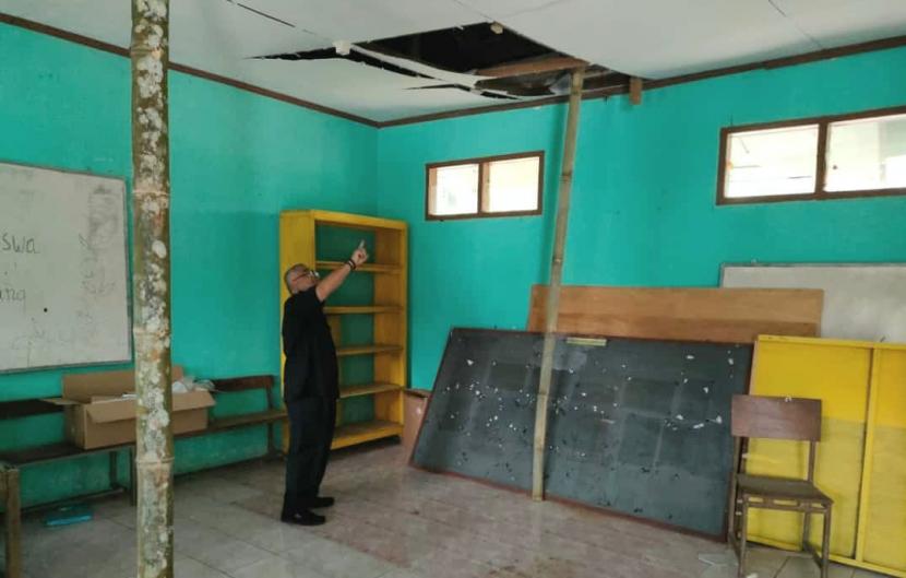 Kondisi plafon salah satu ruang kelas yang rusak di SDN Karanggondang, Kecamatan Pabelan, Kabupaten Semarang, Selasa (4/12). Ruang kelas yang sudah dikosongkan ini terpaksa harus dipasang tiang darurat dari bambu agar tidak membahayakan warga sekolah ini.