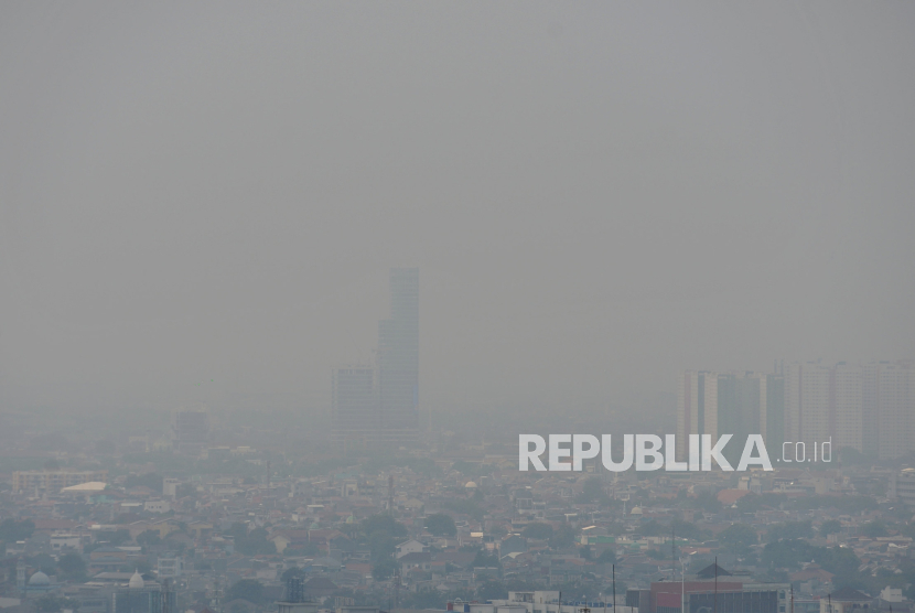 Kondisi polusi di langit Jakarta terlihat dari Gedung Perpustaakan Nasional, Jakarta, Senin (14/8/2023).