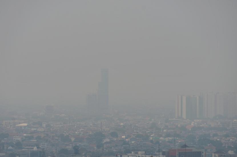 Kondisi polusi di langit Jakarta terlihat dari Gedung Perpustaakan Nasional, Jakarta.