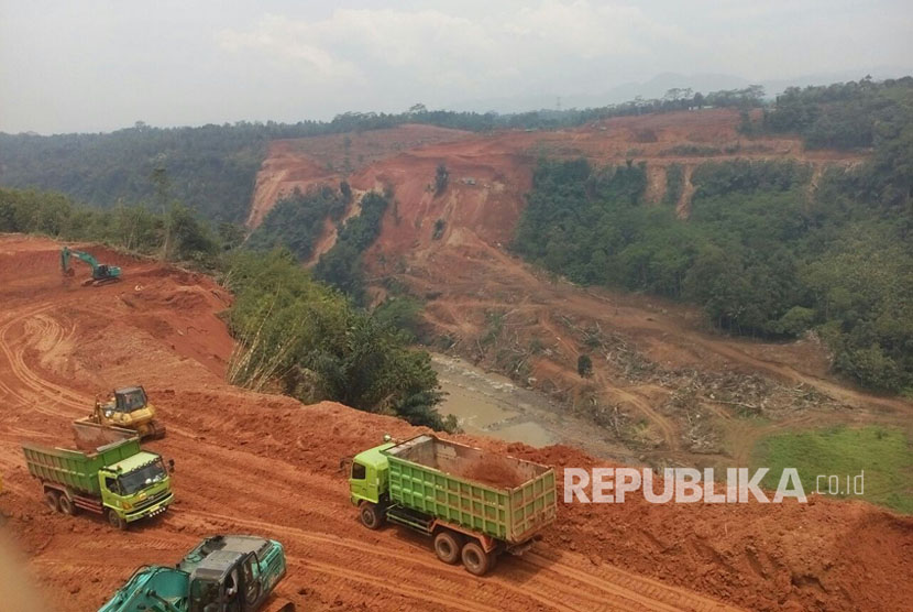 Kondisi proyek bendungan Leuwikeris di desa Desa Ciharalang, Kecamatan Cijeungjing, Kabupaten Ciamis, Jawa Barat.