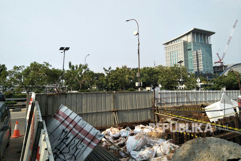 Kondisi proyek Light Rapid Transit (LRT) yang amblas di depan Menara Saidah, Jalan MT Haryono, Jakarta, Jumat (13/10).