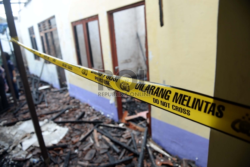 Kondisi puing kantor Komnas Perlindungan Anak usai terbakar, Jakarta, Ahad (28/6).  (Republika/Wihdan)