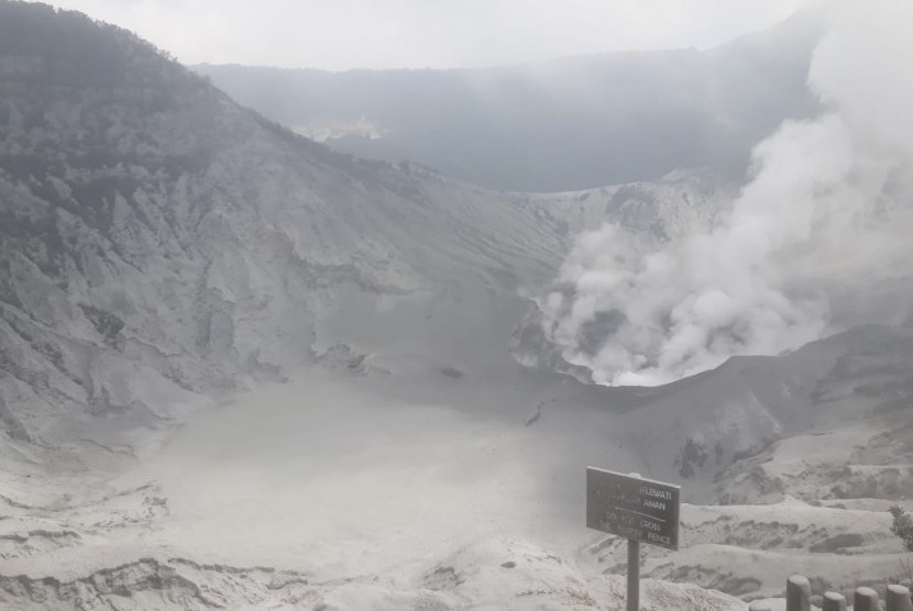 Kondisi puncak TWA Gunung Tangkuban Perahu yang dipenuhi abu vulkanik akibat erupsi pada Jumat (26/7) kemarin. 