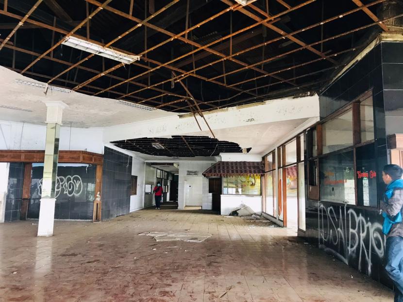 Kondisi Restoran Rindu Alam di Jalan Raya Puncak, Desa Tugu Selatan, Kecamatan Cisarua, Kabupaten Bogor yang telah berhenti beroperasi sejak Februari 2020.