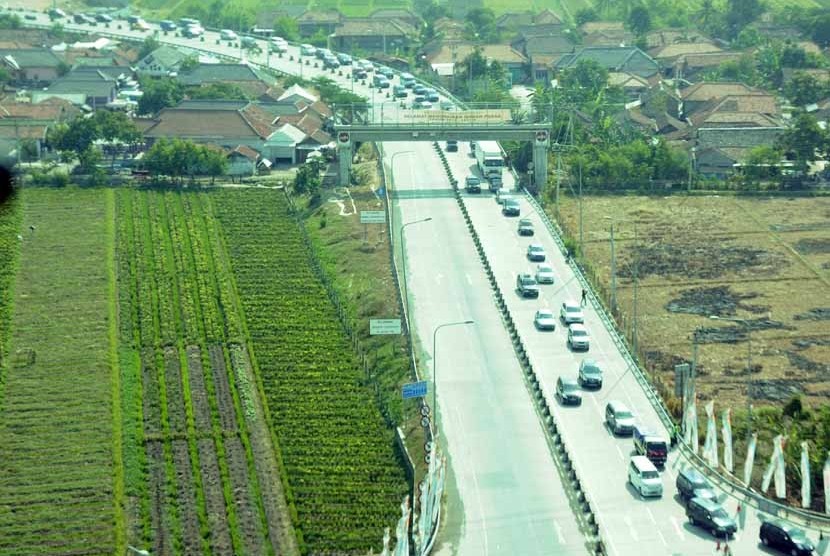  Kondisi ruas tol Kanci-Pejagan, Kabupaten Brebes, Jawa Tengah, Kamis (16/8) yang lancar tampak dari udara. (Aditya Pradana Putra/Republika)