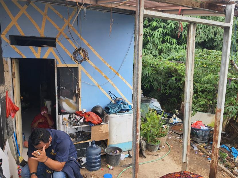 Kondisi rumah Ade Rahmat akibat longsor di Kelurahan Srengseng Sawah, Kecamatan Jagakarsa, Jakarta Selatan.