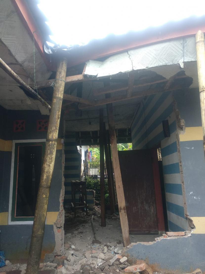 Kondisi rumah dan jalan yang terdampak bencana pergerakan tanah di Desa Parakanhonje, Kecamatan Bantarkalong, Kabupaten Tasikmalaya, Rabu (28/9/2022). 