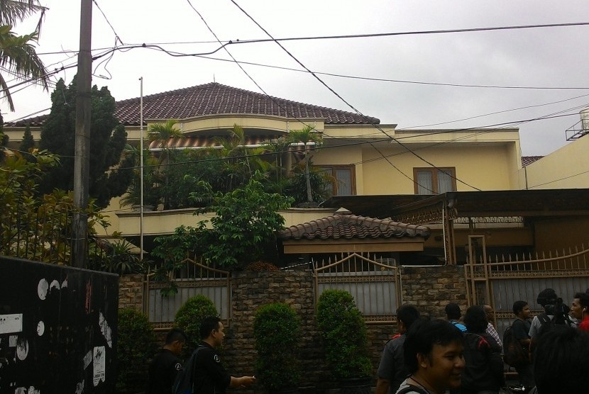 Kondisi Rumah Komjen Budi Gunawan di Duren Tiga, Jakarta Selatan (13/1). Tampak para wartawan sedang menunggu di depan rumah Budi Gunawan