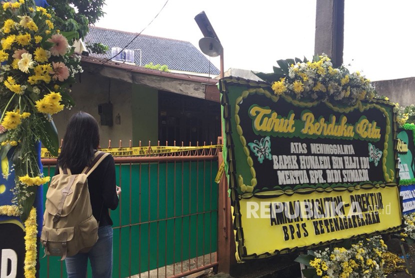 Kondisi rumah korban pembunuhan di wilayah Cilandak, Jakarta Selatan, masih dikelilingi garis polisi dan dipenuhi karangan bunga, Jumat (6/4). 