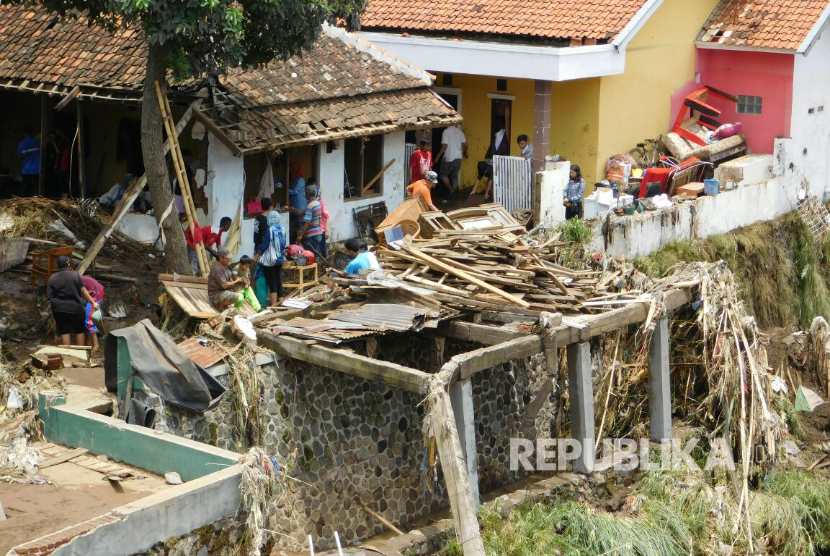 Kondisi rumah penduduk di tepi sungai Cimanuk setelah banjir bandang di Garut.