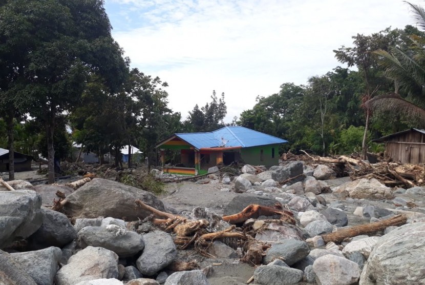 Kondisi rumah-rumah di Kampung Taruna, Hinekombe, Sentani, Jayapura, Papua. Permukiman ini berada persis di bawah Gunung Cyclop. 
