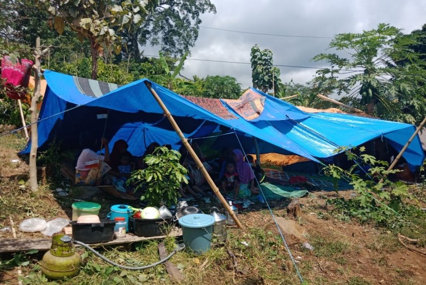 Kondisi rumah rusak dan tenda pengungsian di Dusun Torean, Desa Loloan, Kecamatan Bayan, Kabupaten Lombok Utara, NTB, Senin (30/7).