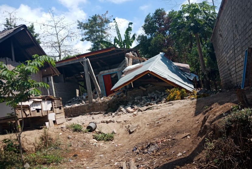 Kondisi rumah rusak dan tenda pengungsian di Dusun Torean, Desa Loloan, Kecamatan Bayan, Kabupaten Lombok Utara, NTB, Senin (30/7).