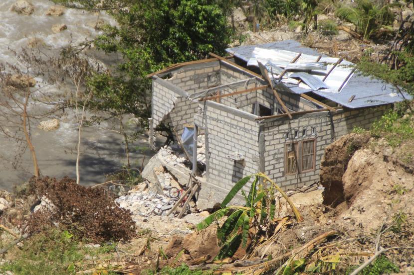 Kondisi rumah rusak terdampak tanah longsor di kelurahan Oebufu Kota Kupang, NTT, Rabu (14/4/2021). Pemerintah Kota Kupang terus mendata rumah yang rusak dan tertimbun longsor terdampak bencana tersebut.