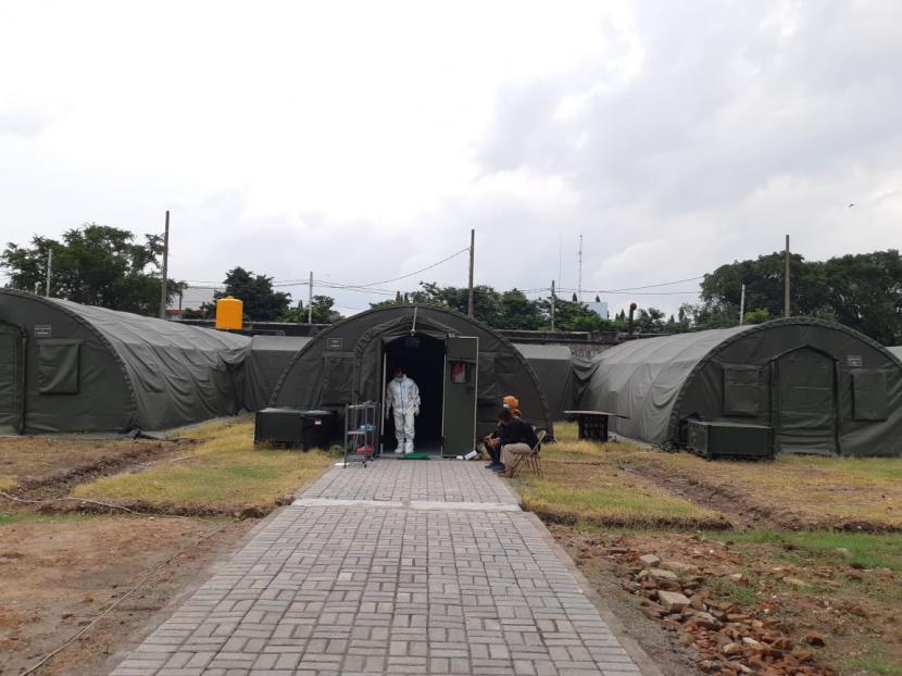 Kondisi rumah sakit lapangan (rumkitlap) rujukan Covid-19 di Benteng Vastenburg Solo saat diresmikan Pangdam IV/Diponegoro Mayjen TNI Bakti Agus Fadjari, Rabu (24/2). 