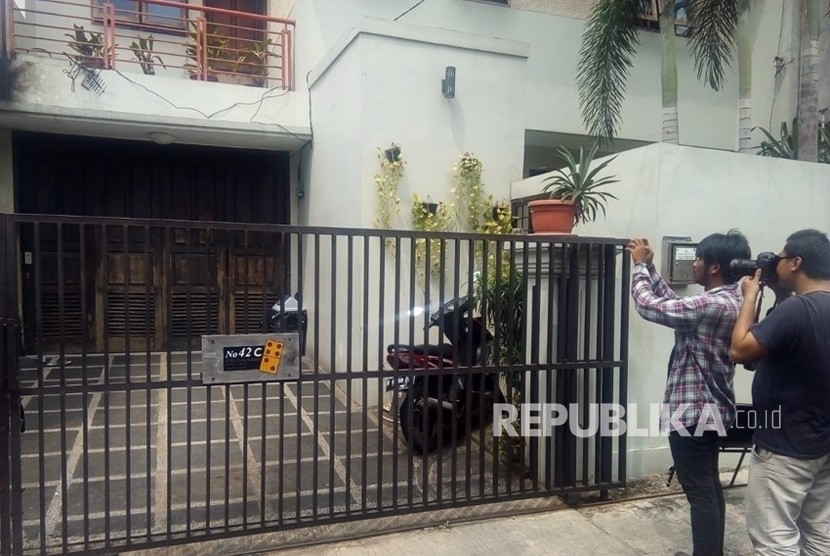 Kondisi rumah Wakil ketua KPK Laode M Syarif pascapelemparan bom molotov di Kalibata Selatan, Jakarta, Rabu (9/1/2019).