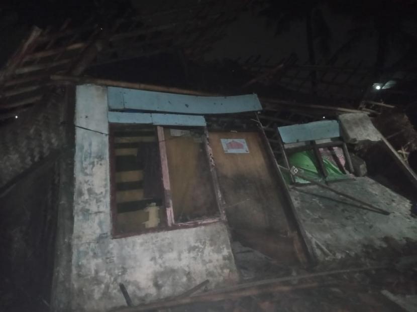 Kondisi rumah warga di Kecamatan Pakuhaji, Kabupaten Tangerang yang rusak akibat diterjang angin puting beliung pada Senin (1/2) sore. 