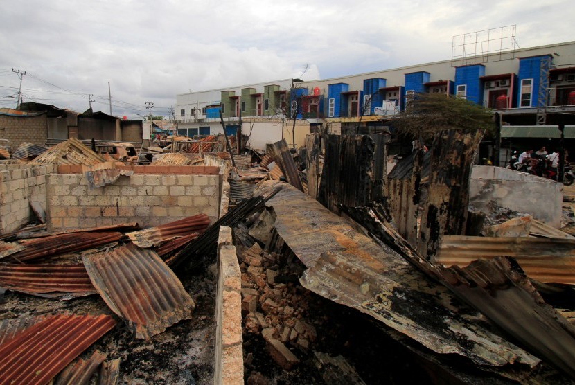 Kondisi rumah warga masyarakat yang terbakar di Entrop, Kota Jayapura, Papua, Minggu (1/9/2019). Kondisi Jayapura mulai kondusif pascaaksi unjuk rasa warga Papua pada hari Kamis (29/8/2019). 