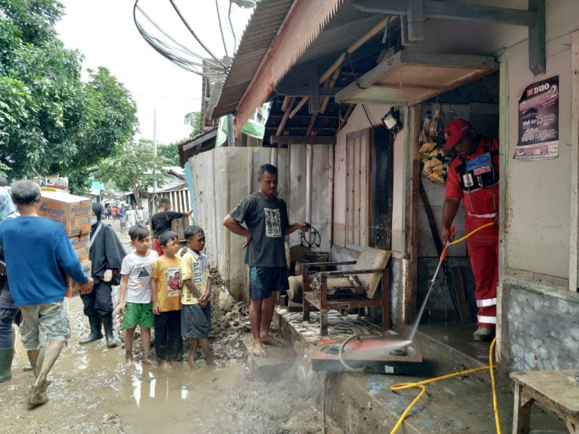 Kondisi rumah warga pascabanjir bandang di Desa Mandalakasih, Kecamatan Pameungpeuk, Kabupaten Garut, Selasa (13/10).