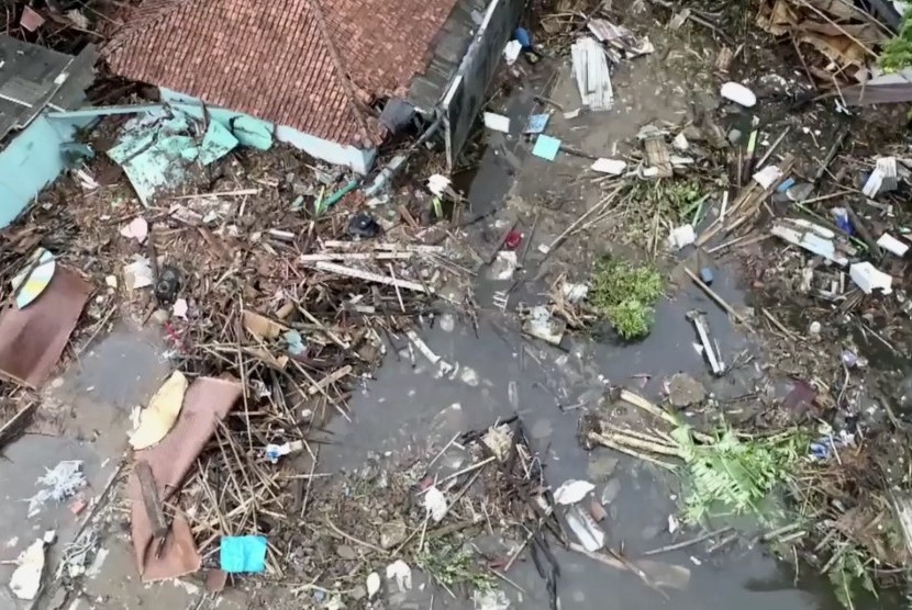 Kondisi rumah warga pascabencana tsunami Selat Sunda, Senin (24/12).