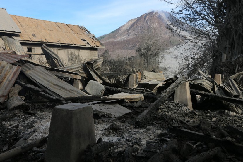 Kondisi rumah warga yang hangus terbakar dampak erupsi Gunung Sinabung, di Desa Gamber, Karo, Sumatera Utara, Minggu (22/5). 