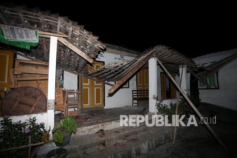Kondisi rumah warga yang mengalami kerusakan di Desa Ploso Kecamatan Selopuro, Blitar, Jawa Timur, Jumat (21/5/2021). BPBD setempat masih mendata sejumlah kerusakan bangunan akibat gempa magnitudo 6,2SR yang terjadi sekitar pukul 19.09 WIB dan berpusat di lepas pantai selatan Blitar tersebut. 