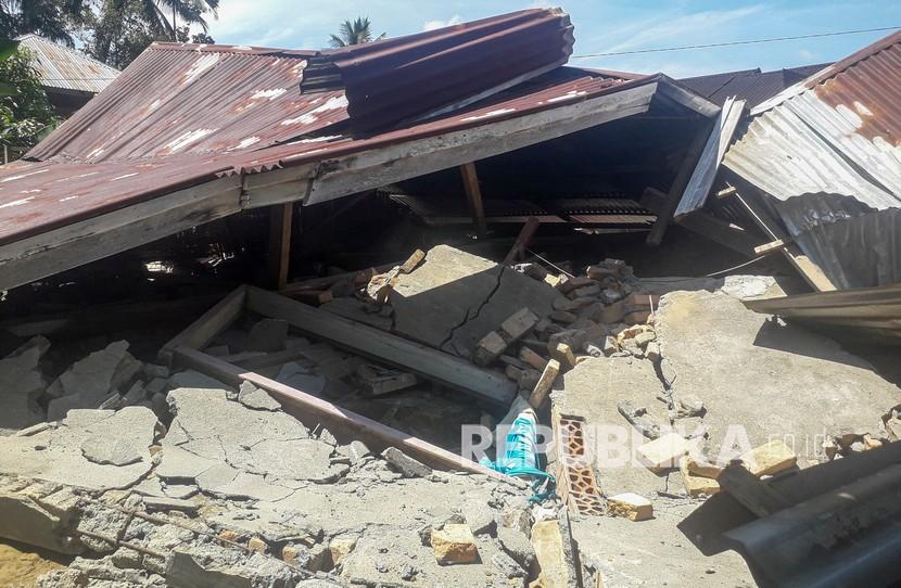 Kondisi rumah warga yang rusak akibat gempa bumi di Kecamatan Talamau, Kabupaten Pasaman Barat, Sumatera Barat, Jumat (25/2/2022). Gempa bumi berkekuatan 6,2 SR mengguncang Kabupaten Pasaman Barat, Sumatera Barat menyebabkan sejumlah bangunan di daerah tersebut rusak. 