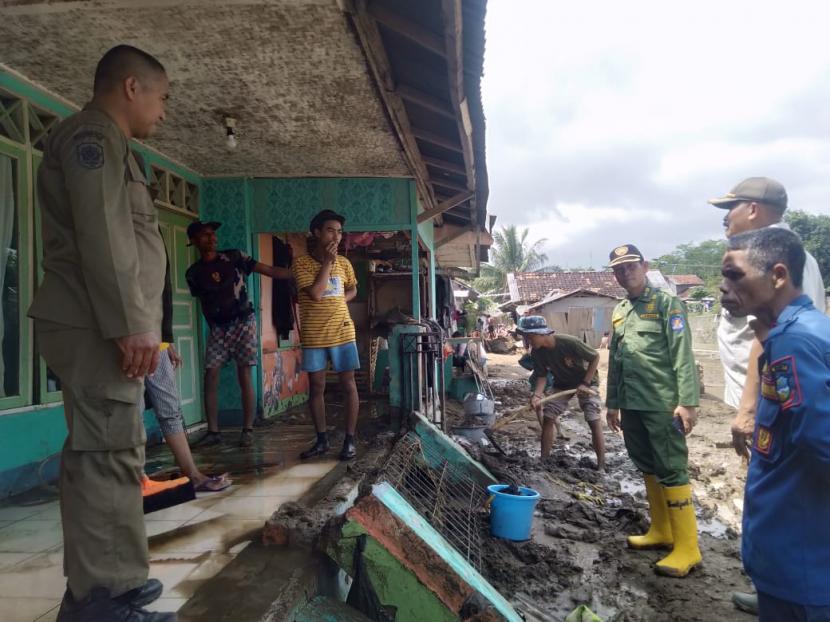 Kondisi rumah warga yang terdampak banjir bandang di Kecamatan Pameungpeuk, Kabupaten Garut, Jumat (23/9/2022).