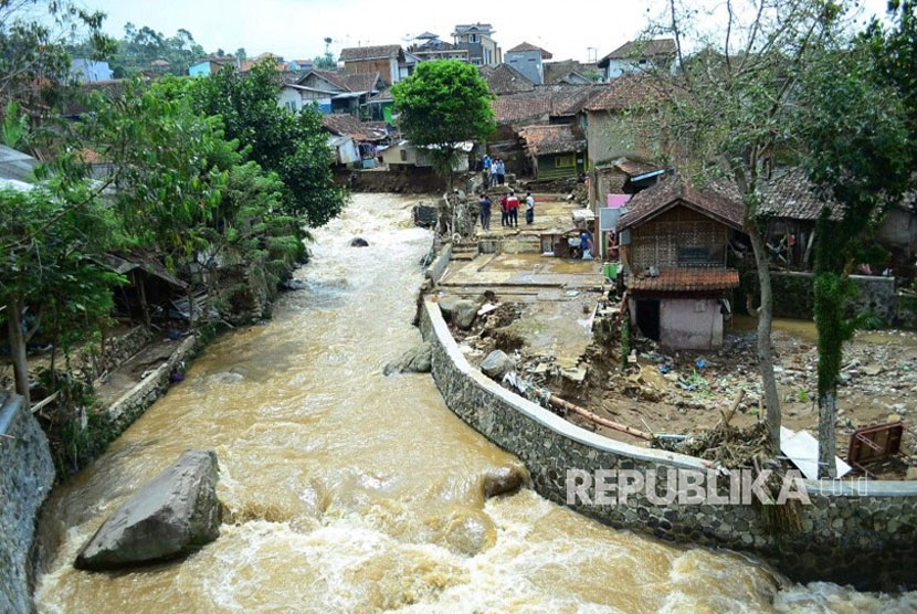 Kondisi rumah yang berada ditepian Sungai Ciwidey banyak yang rusak berat dan sebagian hilang diterjang banjir bandang, di Desa Margamulya, Kecamatan Pasirjambu, Kabupaten Bandung, Kamis (4/5). Dalam peristiwa tersebut sedikitnya 27 rumah warga rusak berat.