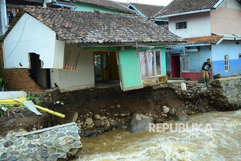 Kondisi rumah yang berada ditepian Sungai Ciwidey rusak berat akibat diterjang banjir bandang, di Desa Margamulya, Kecamatan Pasirjambu, Kabupaten Bandung, Kamis (4/5). Dalam peristiwa tersebut sedikitnya 27 rumah warga rusak berat.