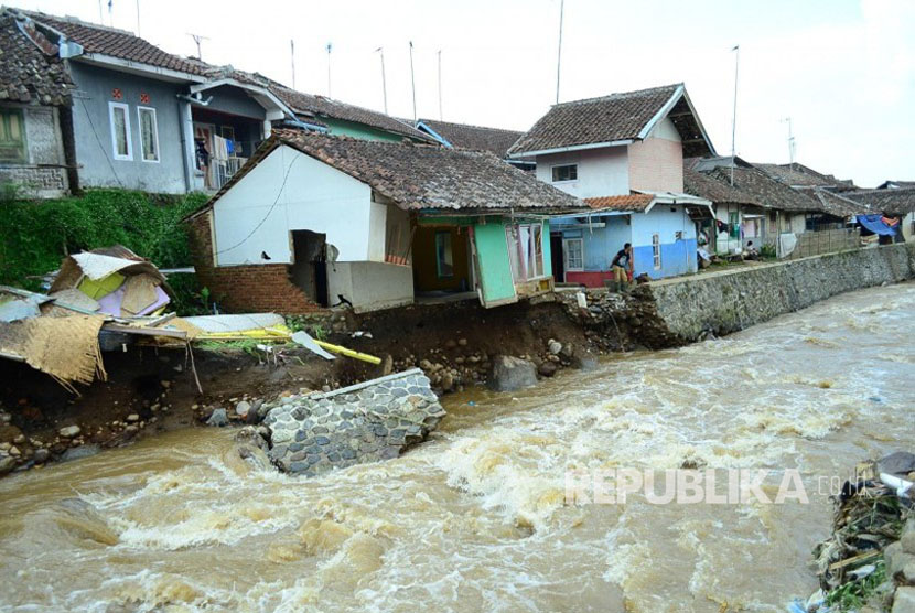 Kondisi rumah yang berada ditepian Sungai Ciwidey rusak berat akibat diterjang banjir bandang, di Desa Margamulya, Kecamatan Pasirjambu, Kabupaten Bandung, Kamis (4/5). Dalam peristiwa tersebut sedikitnya 27 rumah warga rusak berat.