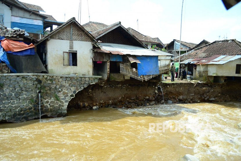 Kondisi rumah yang terancam ambruk akibat banjir bandang (Ilustrasi)