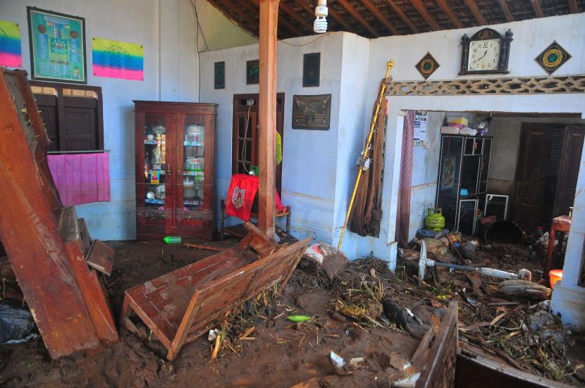 Seorang warga Kampung Salabenda Bot RT02/RW, Kelurahan Curug, Kecamatan Bogor Barat Kota Bogor, Manah (57), tewas tertimbun pondasi rumah yang roboh tepat di atas dapur rumahnya (Foto: ilustrasi)
