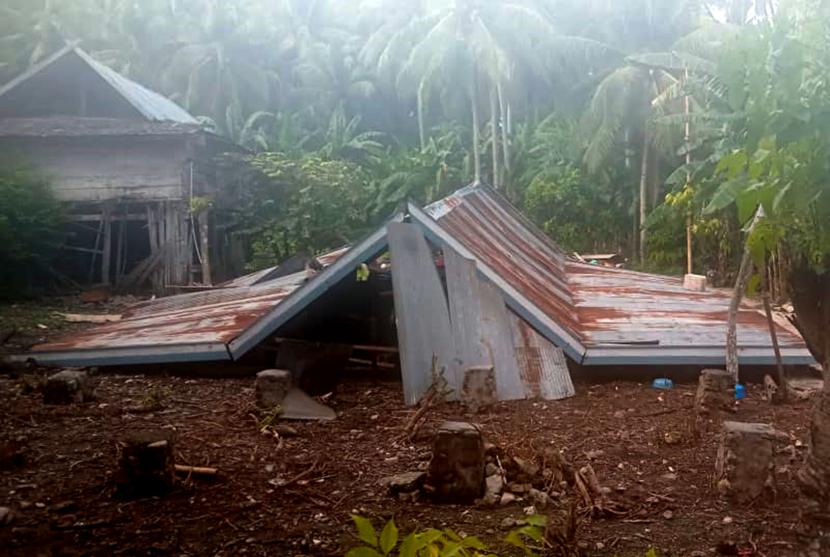 Kondisi rumah yang rusak terdampak gempa bumi di Kecamatan Pasilambena, Kepulauan Selayar, Sulawesi Selatan, Rabu (15/12/2021). Sebanyak 504 rumah mengalami kerusakan dan tujuh orang dilaporkan terluka akibat getaran gempa berkekuatan 7,4 skala richter di Laut Flores, Provinsi Nusa Tenggara Timur (NTT) pada (14/12/2021).