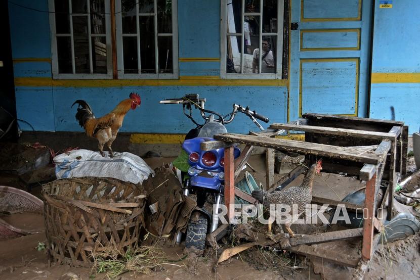 Kondisi rumah yang terdampak banjir bandang luapan Sungai Cipalebuh, Desa Mandalakasih, Pameungpeuk, Kabupaten Garut, Jawa Barat, Senin (12/10/2020). Bupati Garut Rudy Gunawan menyebut sedikitnya terdapat 5.000 warganya di enam kecamatan yang terdampak bencana pada Senin (12/9). 