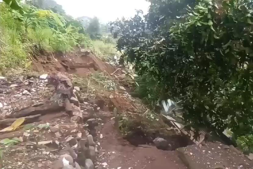 Kondisi rumah yang terdampak longsor di Kampung Lebak Kantin, Sempur, Kota Bogor, Jawa Barat, Senin (25/3/2024).