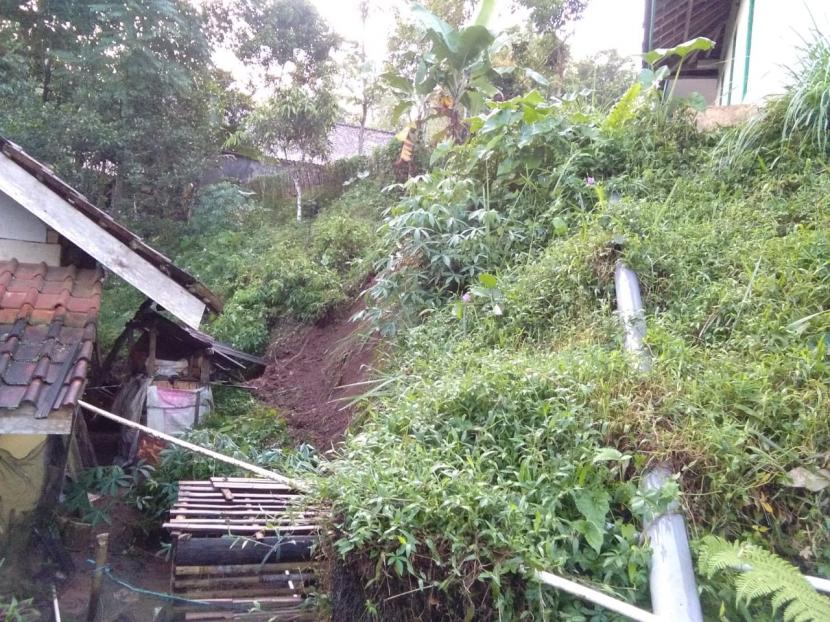 Kondisi rumah yang terkena longsor di Desa Sukamaju, Kecamatan Cihaurbeuti, Kabupaten Ciamis, Senin (12/9/2022). 